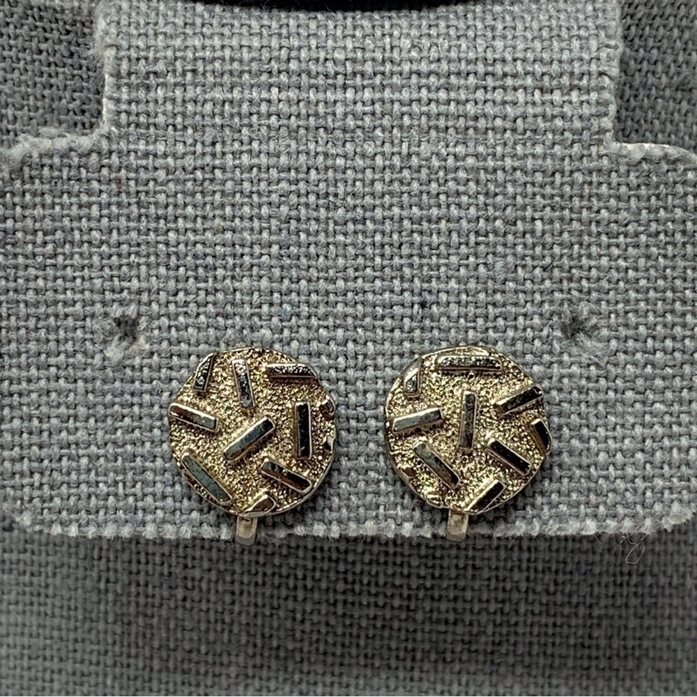 Art Deco Circle Medallion Silver Toned Clip On Earrings Sprinkles Art to Wear